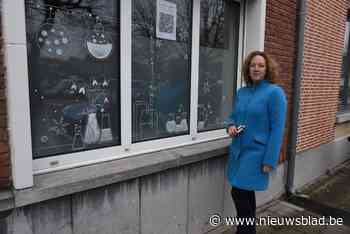 Kunstenares Veerle fleurt ramen van apotheken en coronatestcentrum op: “Alles voor een glimlach”