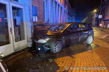 Bestuurder knalt tegen gevel van station in Essen