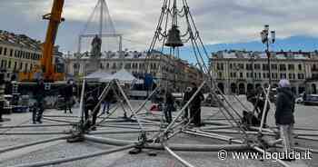 Le strutture per lo spettacolo musicale acrobatico in piazza a Cuneo - La Guida - LaGuida.it