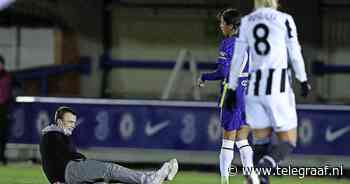 Video: Chelsea-speelster Sam Kerr geeft veldbestormer ferme beuk en krijgt geel - Telegraaf.nl