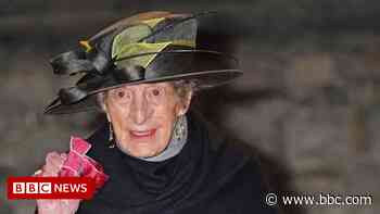 Newbury charity marathon walker, 105, collects MBE award - BBC News