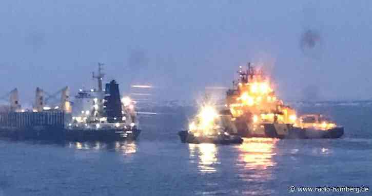 Schiff mit brennender Fracht jetzt im Göteborger Hafen