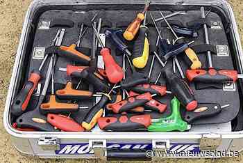 Dieven stelen gereedschappen uit bestelwagen