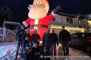 Giant Santas come to Grand Forks neighbourhood – Comox Valley Record - Comox Valley Record