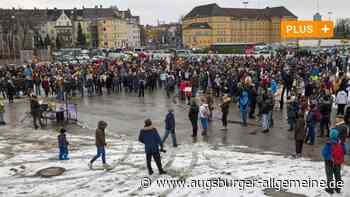 Gut 700 Menschen demonstrieren auf dem Plärrer gegen die Corona-Maßnahmen