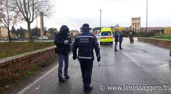 Foligno: «Correte un uomo ha scavalcato lo spallone del ponte sul fiume Topino» e i passanti lo salvano in extremis - ilmessaggero.it