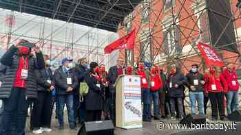 In piazza contro "una manovra inadeguata", a Bari la manifestazione di Cgil e Uil. Landini: "Il Mezzogiorno sta pagando un prezzo doppio" - BariToday