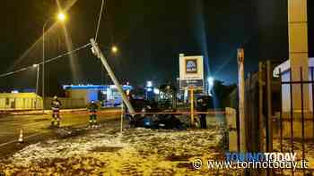 Incidente a Borgaro Torinese: auto si ribalta e finisce contro un palo della luce, morto il conducente - TorinoToday
