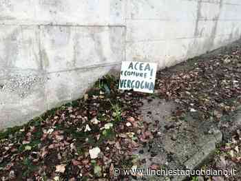 Sora, cartelli di protesta per la perdita idrica "storica" sulla salita dell'ospedale - L'Inchiesta Quotidiano OnLine