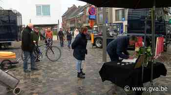 Marktkramers herdenken overleden uitbater van bekend kippenk... (Ekeren) - gva.be