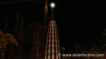 La estrella de la Sagrada Família ya ilumina Barcelona - Levante-EMV