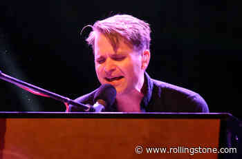 Watch Ben Gibbard Pay Tribute to Michael Nesmith With ‘Different Drum’ Cover