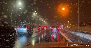 Sneeuw blijft liggen langs de snelweg rond Brussel - Het Laatste Nieuws