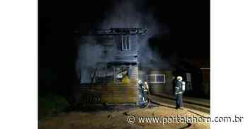 TENTATIVA DE HOMICÍDIO EM IMBITUBA: Jovem é chamado no portão e leva cinco tiros; mais tarde, ele ainda teve a casa incendiada - Portal AHora