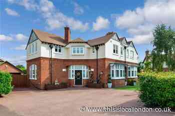 Houses for sale Sidcup Zoopla: Mansion with dreamy bathroom