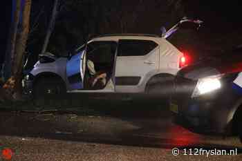 Auto botst tegen boom in Donkerbroek; drie gewonden - 112 Fryslân