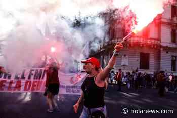 Miles de personas marchan en Buenos Aires para rechazar el acuerdo con el FMI - Hola News