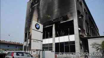 Dealer Resmi BMW di Mumbai Terbakar, Puluhan Unit Mobil Hangus - Tribunnews.com