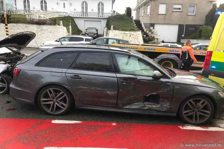 Drie wagens botsen op kruispunt Windmuts