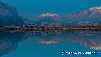 Lo scatto vincente di Maurizio Moro: Lecco e le sue montagne innevate si specchiano nel lago - La Repubblica