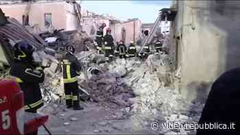 Tragedia di Ravanusa: all'alba i soccorritori al lavoro tra le macerie della palazzina - Repubblica TV