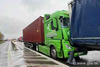 Meer dan uur file richting Nederland door botsing tussen vijf vrachtwagens op A12 - Gazet van Antwerpen