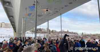 Dozens of Edmontonians flock to new Tawatinâ Bridge pedestrian walkway for grand opening