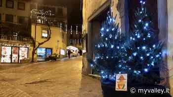 Clusone, in centro sono tornati gli alberi di Natale - MyValley.it
