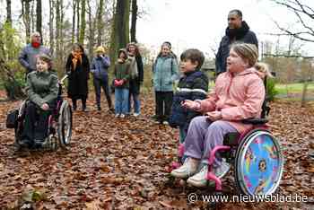 Sapho en Lize testen toegankelijkheid Ekers speelbos uit, stad Antwerpen luistert naar suggesties