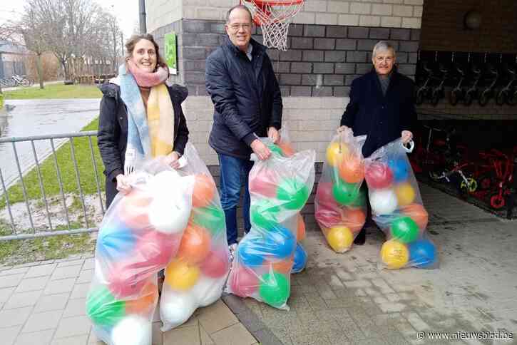 Opticien schenkt honderden ballen aan scholen