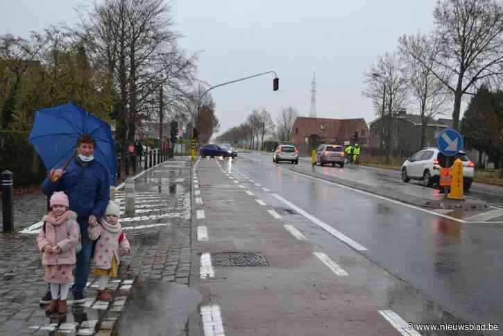 Nog geen straatverlichting maar binnenkort wel trajectcontrole:  politici krijgen banbliksems van de hele buurt over zich