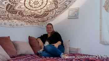 Kuscheln in professionell: Die Rosenheimerin Christina Emmer bietet menschliche Nähe als Therapie