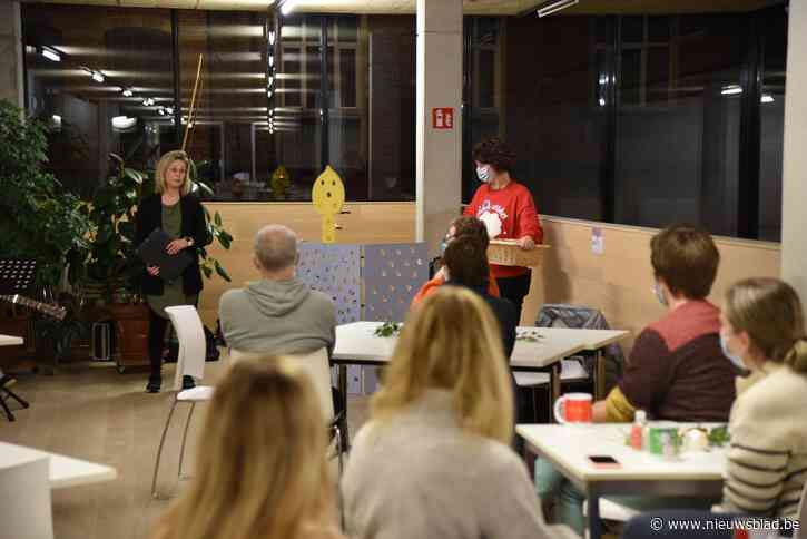 Ouders van overleden kinderen steken lichtjes aan