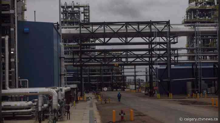 Suncor expects production to rise 5 per cent next year, trims capex plan