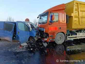 Cuneo, scontro tra pulmino e camion: un morto e quattro feriti gravi - Corriere della Sera