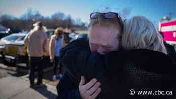 Thousands without heat, water after U.S. tornadoes kill dozens
