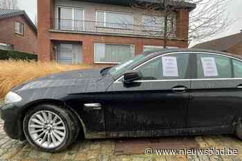 BMW wordt beplakt omdat hij te veel parkeerruimte inneemt: “Ik ben een dikke egoïst”