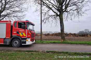 Tractor vat vuur en steekt loods vol stro in brand