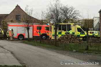 Man (73) kritiek nadat hij op werk klem komt te zitten tussen machine en paal