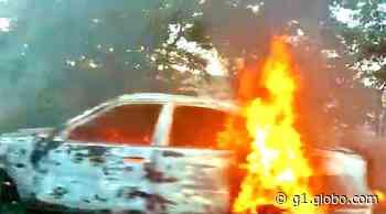 Carro pega fogo após ter pane elétrica em Angatuba - G1