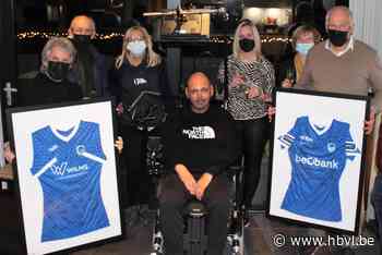 Opmerkelijke voetbaltruitjes brengen 705 euro op voor ALS li... (Alken) - Het Belang van Limburg