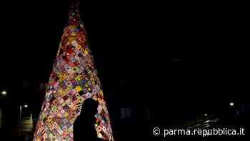 Parma, nella frazione si accende l'albero di Natale realizzato all'uncinetto - La Repubblica