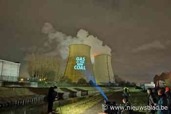 Actiegroep projecteert slogans op koeltorens gascentrale: “De 1,5 graden grens ligt hier”