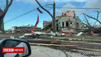 Kentucky weather man films tornado 'ground zero' in US