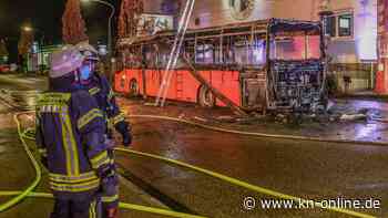 Linienbus gerät während Fahrt in Brand und brennt vollständig aus