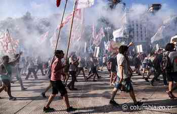 Miles de personas marchan en Buenos Aires para rechazar el acuerdo con el FMI - Columbia