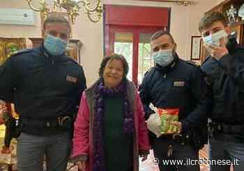 Crotone, soffre la solitudine e chiama il 113: agenti della Volante fanno compagnia ad anziana - Il Crotonese