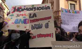 La manifestazione - Crotone, studenti in piazza per il Ddl Zan: «Più diritti e meno discriminazioni» - LaC news24