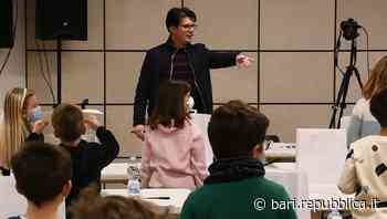 Il Natale a Bari di Giovanni Muciaccia: "Il mio pubblico ora è su TikTok ma la voglia di giocare con carta, colla e colori non è cambiata" - La Repubblica