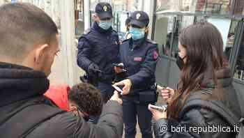 Bari, al via i controlli per le nuove disposizioni sul Green Pass: agenti anche alle fermate e nei locali - La Repubblica